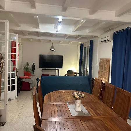 Jolie Piscine Climatise 6 Pers Proche Centre-ville Villa